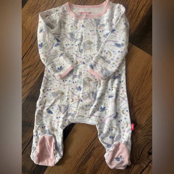 Magnetic Me
Wonderland Organic Cotton Magnetic Footie - Picture 2 of 8